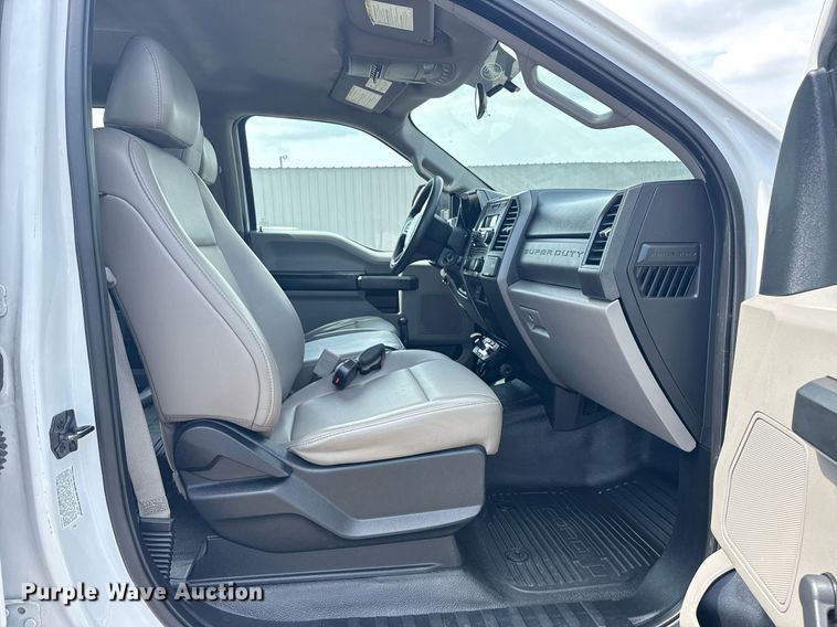 image for item EG5982 2019 Ford F350 Super Duty Crew Cab flatbed pickup truck