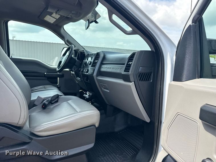 image for item EG5982 2019 Ford F350 Super Duty Crew Cab flatbed pickup truck