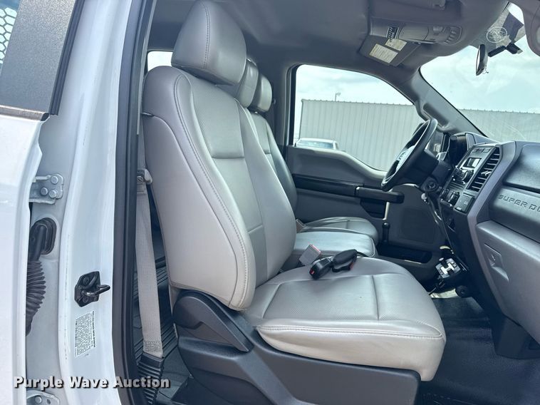 image for item EG5982 2019 Ford F350 Super Duty Crew Cab flatbed pickup truck