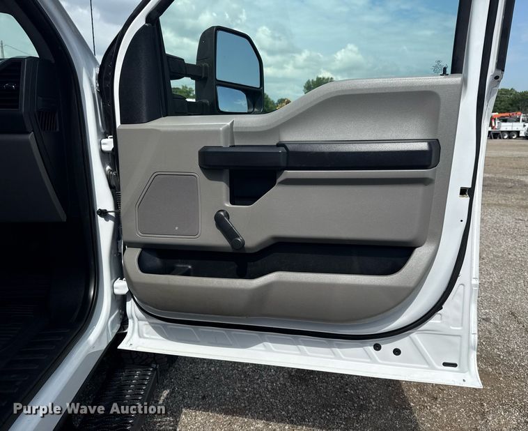 image for item EG5982 2019 Ford F350 Super Duty Crew Cab flatbed pickup truck