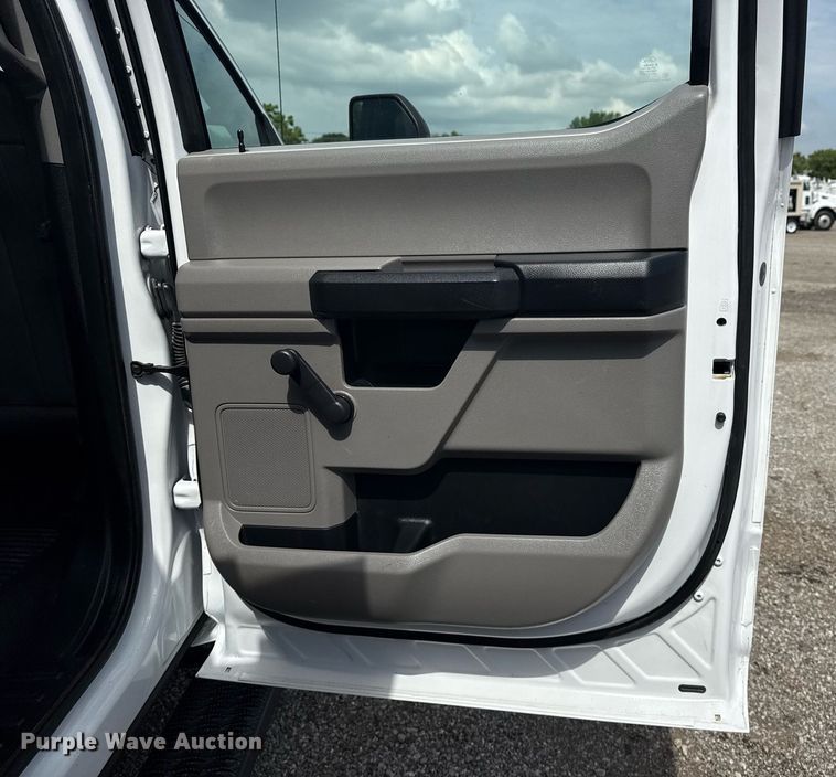 image for item EG5982 2019 Ford F350 Super Duty Crew Cab flatbed pickup truck