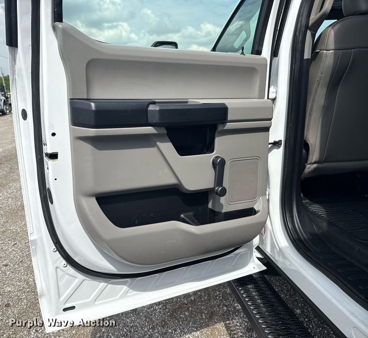 image for item EG5982 2019 Ford F350 Super Duty Crew Cab flatbed pickup truck