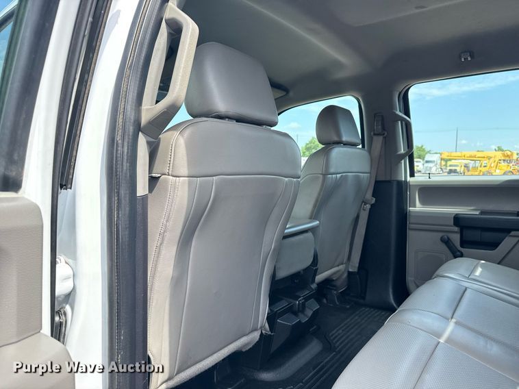 image for item EG5982 2019 Ford F350 Super Duty Crew Cab flatbed pickup truck