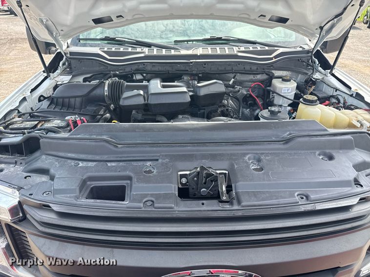 image for item EG5982 2019 Ford F350 Super Duty Crew Cab flatbed pickup truck