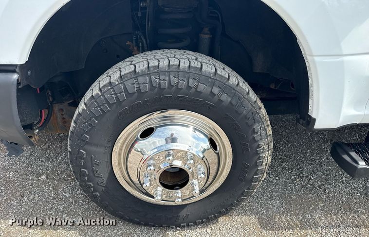 image for item EG5982 2019 Ford F350 Super Duty Crew Cab flatbed pickup truck