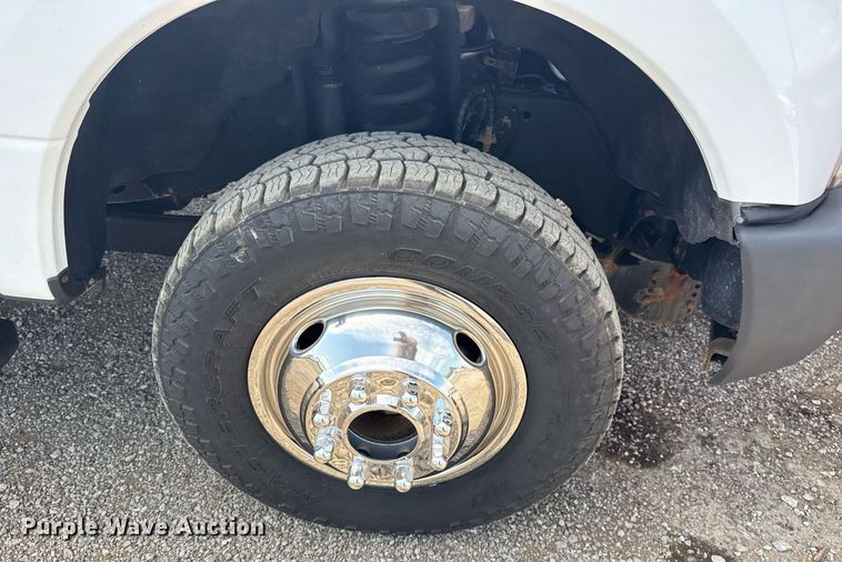 image for item EG5982 2019 Ford F350 Super Duty Crew Cab flatbed pickup truck