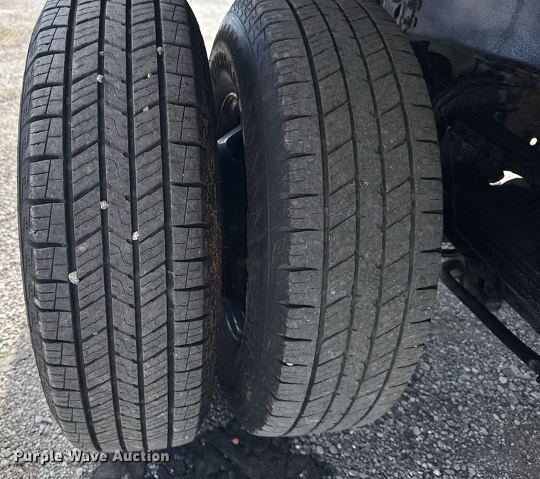 image for item EG5982 2019 Ford F350 Super Duty Crew Cab flatbed pickup truck