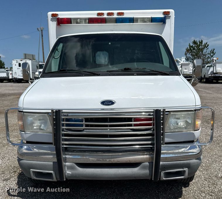 image for item EG5988 2001 Ford E350 Super Duty ambulance