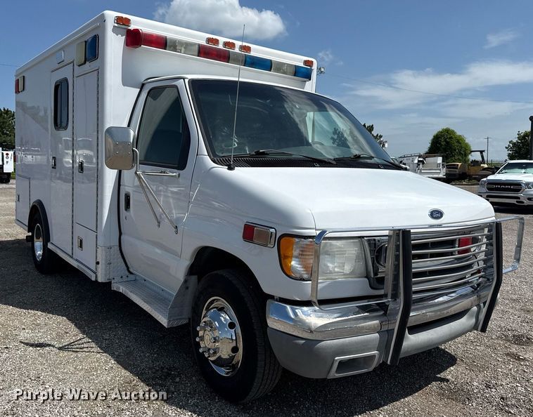 image for item EG5988 2001 Ford E350 Super Duty ambulance