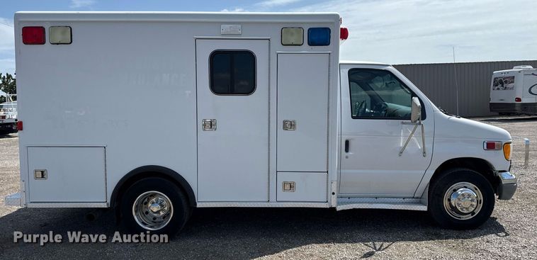 image for item EG5988 2001 Ford E350 Super Duty ambulance