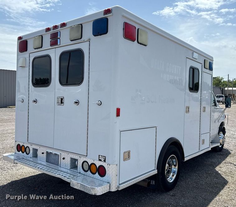 image for item EG5988 2001 Ford E350 Super Duty ambulance