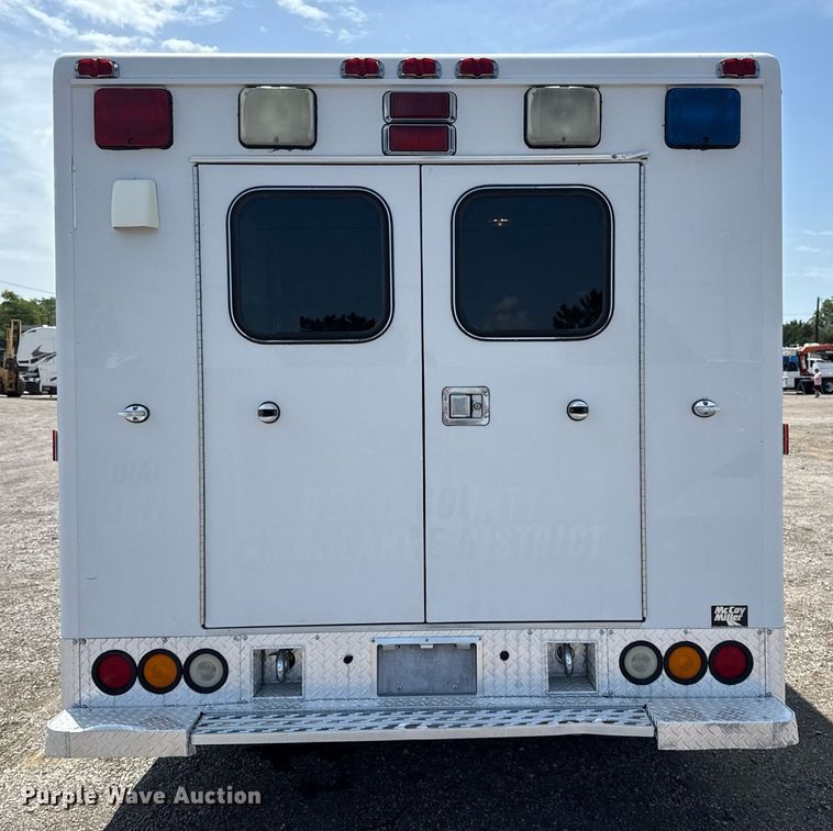 image for item EG5988 2001 Ford E350 Super Duty ambulance