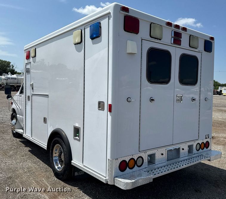 image for item EG5988 2001 Ford E350 Super Duty ambulance