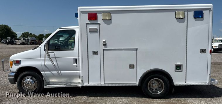 image for item EG5988 2001 Ford E350 Super Duty ambulance