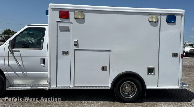 image for item EG5988 2001 Ford E350 Super Duty ambulance