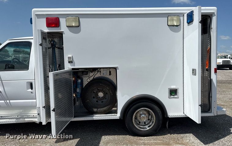 image for item EG5988 2001 Ford E350 Super Duty ambulance