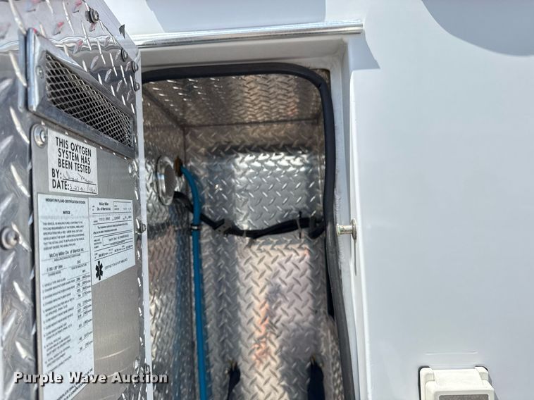 image for item EG5988 2001 Ford E350 Super Duty ambulance