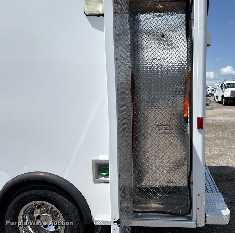 image for item EG5988 2001 Ford E350 Super Duty ambulance