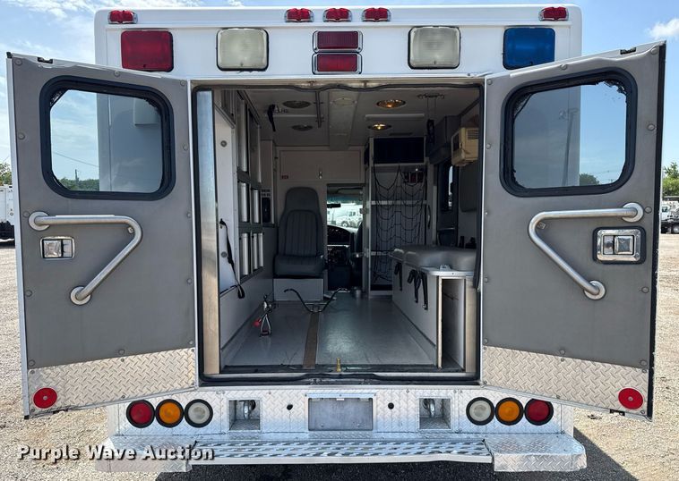 image for item EG5988 2001 Ford E350 Super Duty ambulance