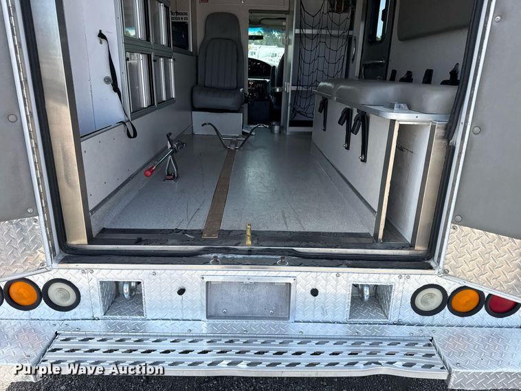 image for item EG5988 2001 Ford E350 Super Duty ambulance