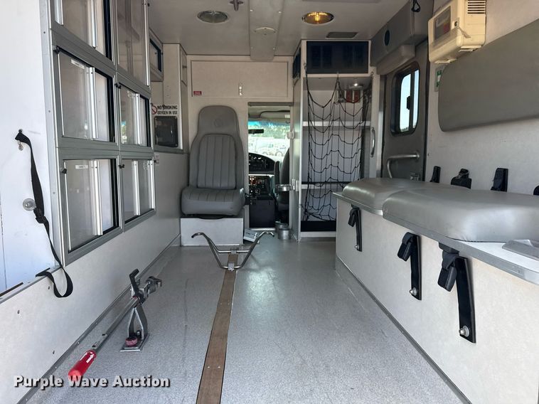 image for item EG5988 2001 Ford E350 Super Duty ambulance
