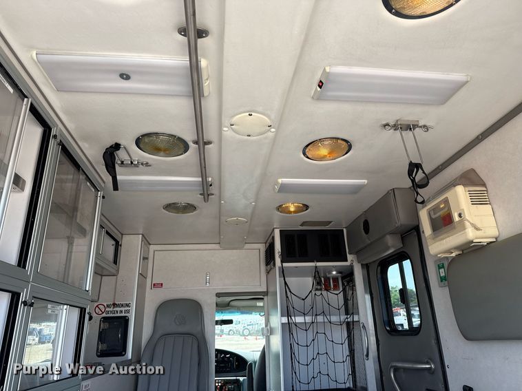 image for item EG5988 2001 Ford E350 Super Duty ambulance