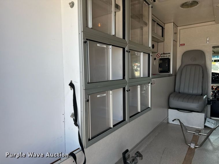 image for item EG5988 2001 Ford E350 Super Duty ambulance