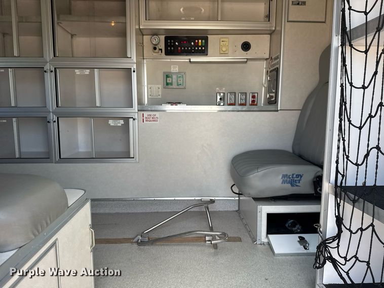 image for item EG5988 2001 Ford E350 Super Duty ambulance