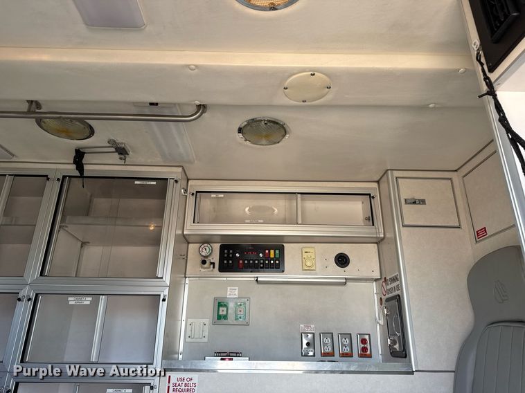 image for item EG5988 2001 Ford E350 Super Duty ambulance
