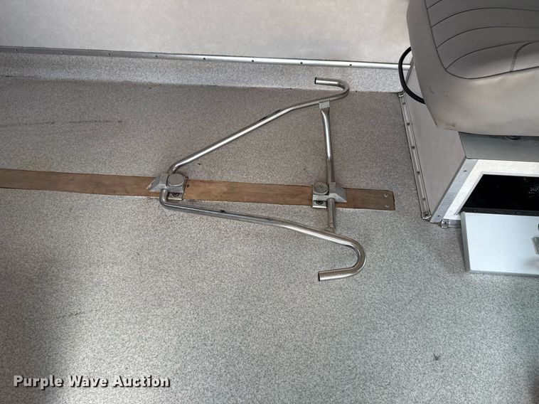 image for item EG5988 2001 Ford E350 Super Duty ambulance