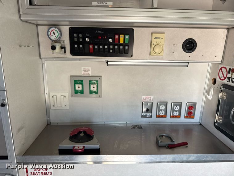 image for item EG5988 2001 Ford E350 Super Duty ambulance