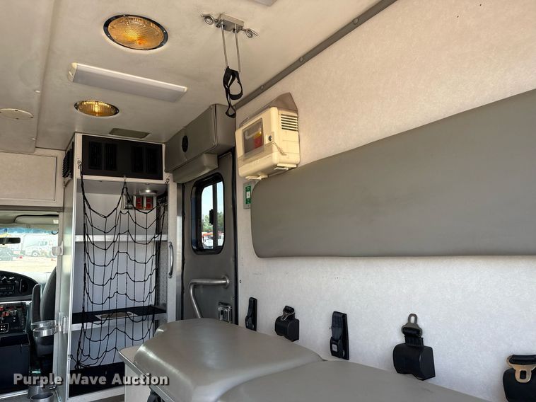 image for item EG5988 2001 Ford E350 Super Duty ambulance