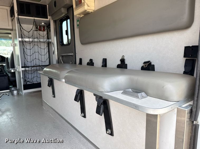 image for item EG5988 2001 Ford E350 Super Duty ambulance