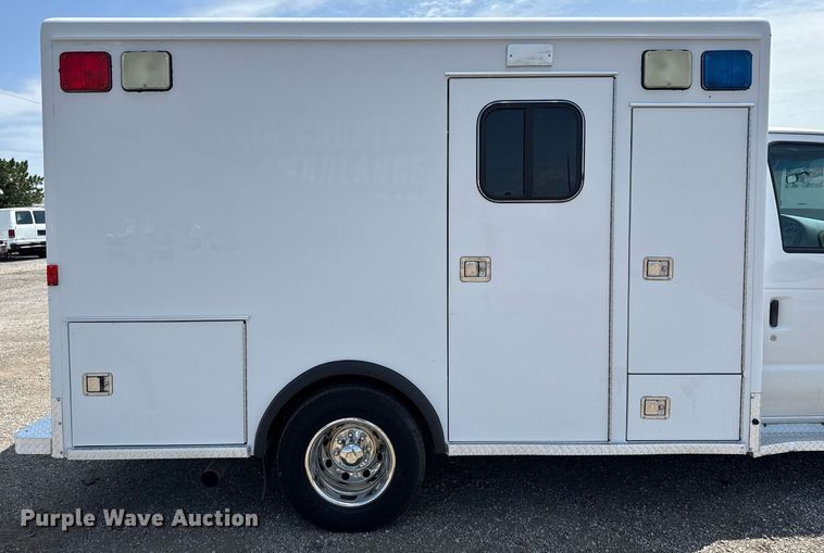 image for item EG5988 2001 Ford E350 Super Duty ambulance