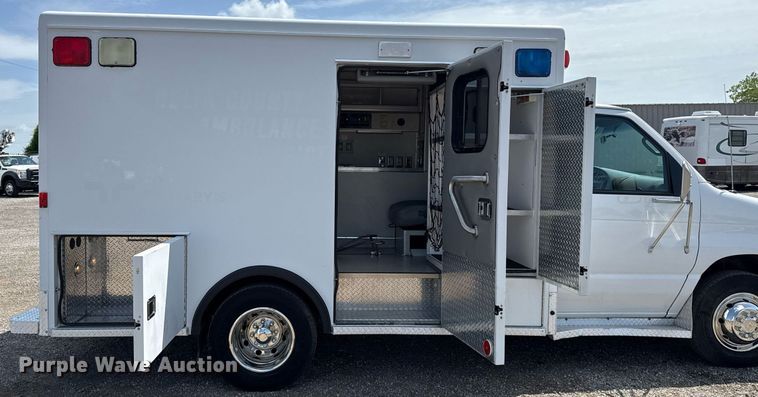 image for item EG5988 2001 Ford E350 Super Duty ambulance