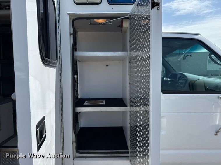 image for item EG5988 2001 Ford E350 Super Duty ambulance
