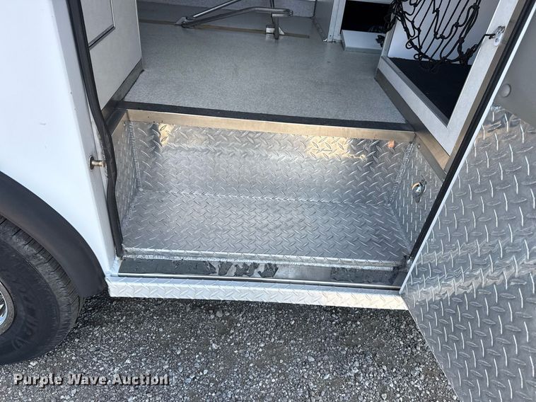 image for item EG5988 2001 Ford E350 Super Duty ambulance