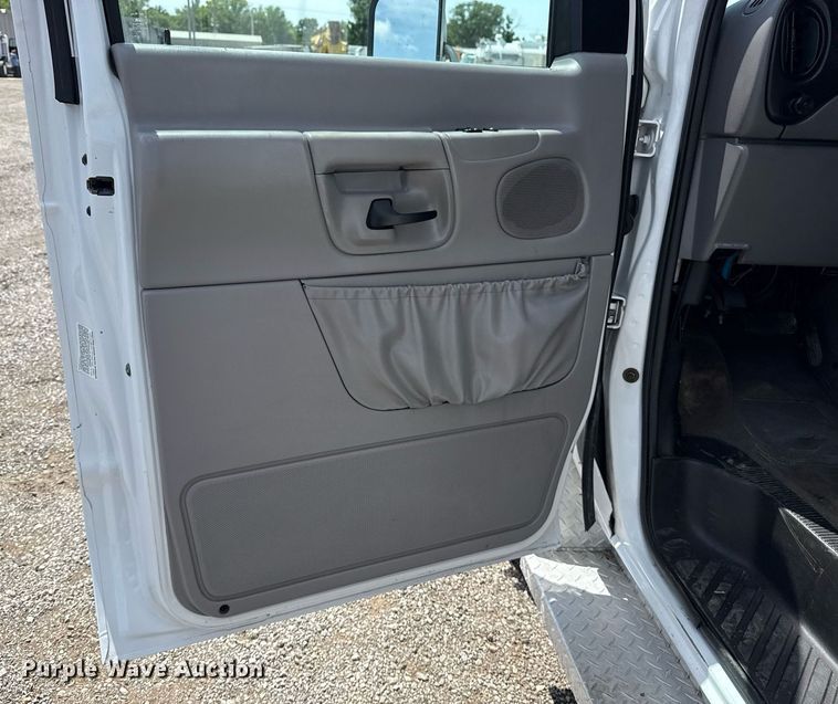 image for item EG5988 2001 Ford E350 Super Duty ambulance