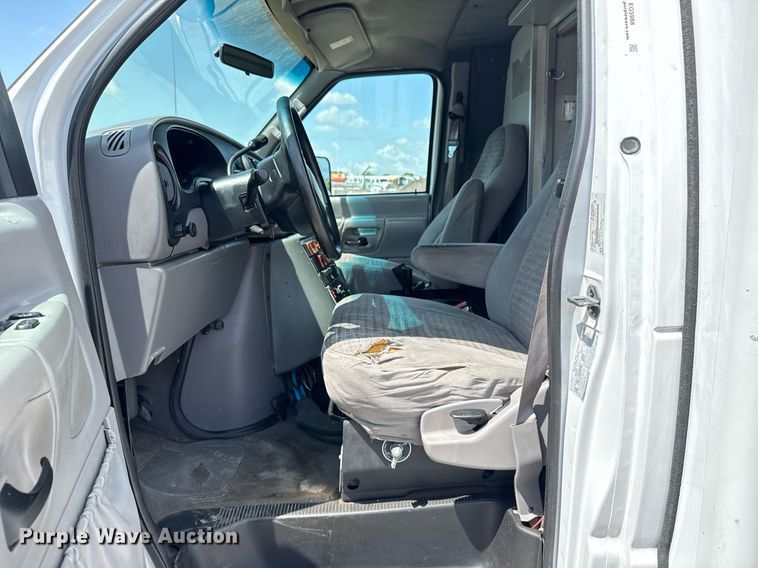 image for item EG5988 2001 Ford E350 Super Duty ambulance