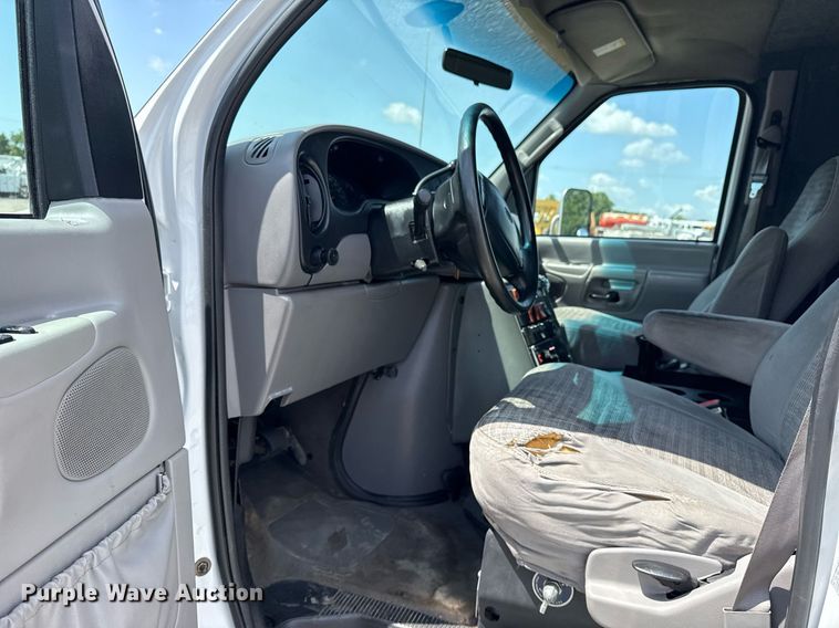 image for item EG5988 2001 Ford E350 Super Duty ambulance