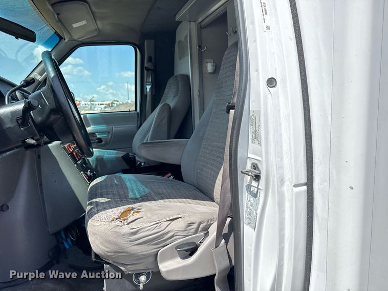 image for item EG5988 2001 Ford E350 Super Duty ambulance