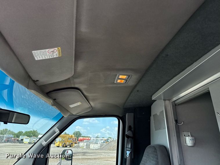 image for item EG5988 2001 Ford E350 Super Duty ambulance