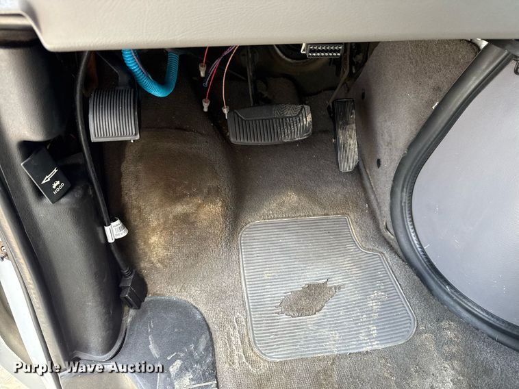 image for item EG5988 2001 Ford E350 Super Duty ambulance