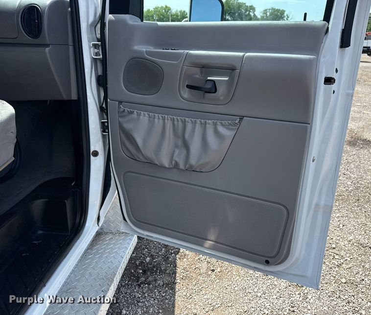 image for item EG5988 2001 Ford E350 Super Duty ambulance