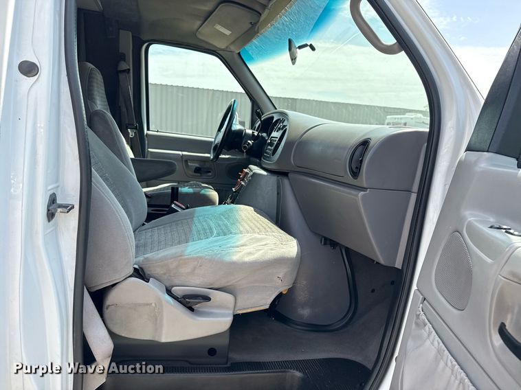 image for item EG5988 2001 Ford E350 Super Duty ambulance