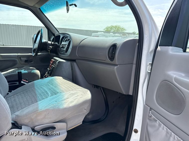 image for item EG5988 2001 Ford E350 Super Duty ambulance