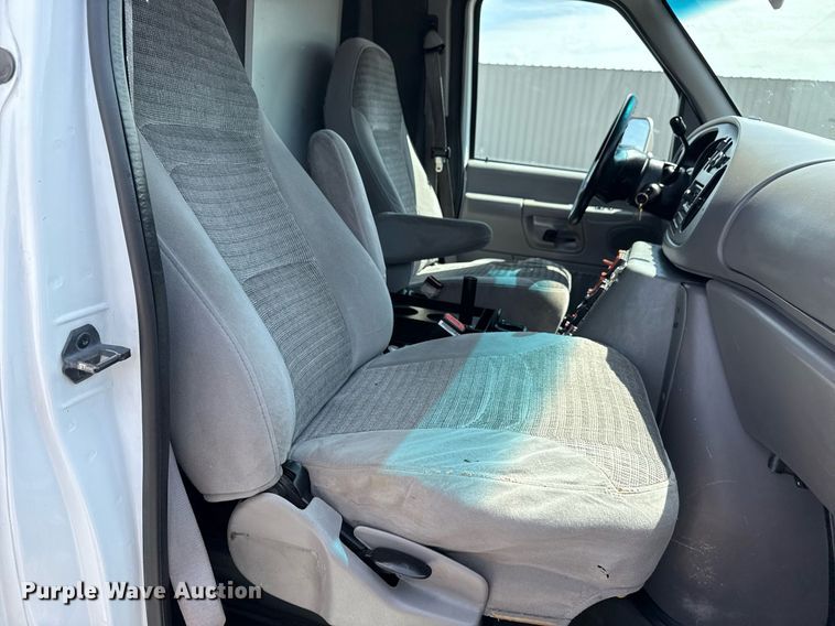 image for item EG5988 2001 Ford E350 Super Duty ambulance