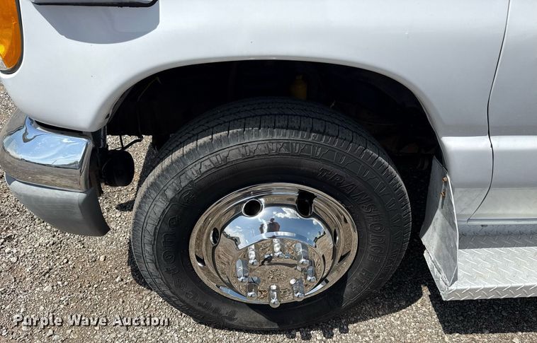 image for item EG5988 2001 Ford E350 Super Duty ambulance