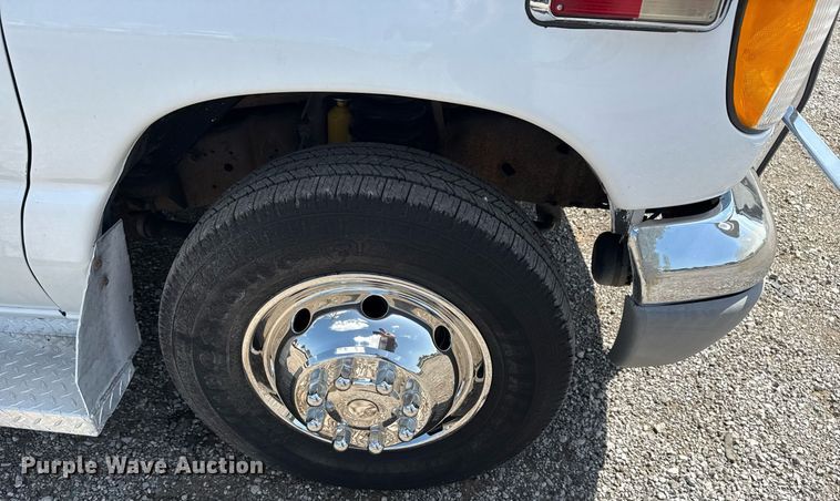 image for item EG5988 2001 Ford E350 Super Duty ambulance