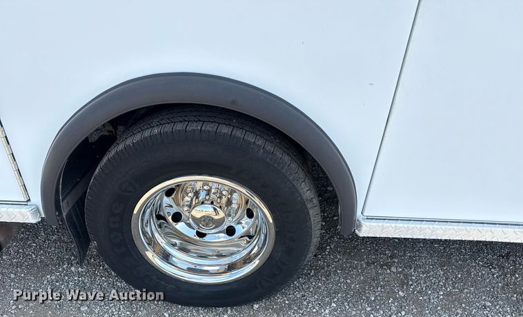 image for item EG5988 2001 Ford E350 Super Duty ambulance